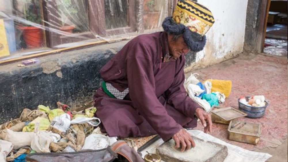 কী ভাবে ওষুধ তৈরি হয় এই পাথর থেকে? পাথরের টুকরোগুলো সংগ্রহ করে প্রথমে তা গুঁড়ো করে নেওয়া হয়।