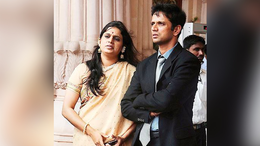 ফলে বাগদান হল কিন্তু বিয়ে পিছিয়ে গেল পরের বছর। শোনা যায়, বিশ্বকাপে হবু স্বামীর খেলা দেখতে বিজেতা পাড়ি দিয়েছিলেন দক্ষিণ আফ্রিকাতেও। কিন্তু তাঁদের সম্পর্কের কথা প্রকাশ্যে আসেনি।