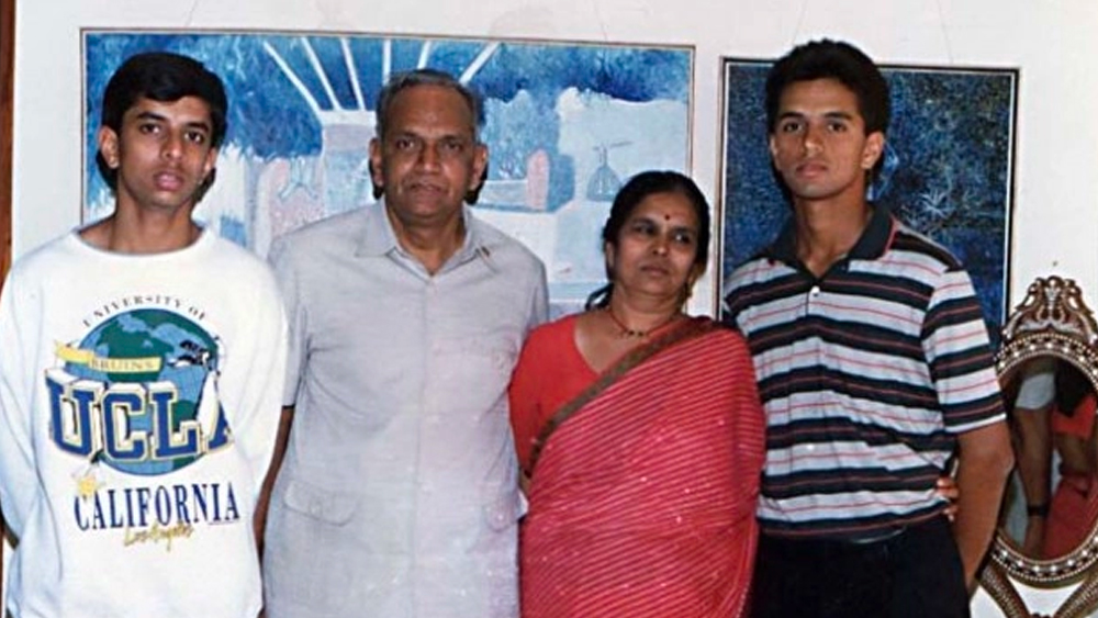 রাহুল দ্রাবিড়ের পরিবার আদতে মরাঠি। রাহুলের জন্ম অবশ্য মধ্যপ্রদেশের ইনদওরে। পরে তাঁর বাবার কর্মসূত্রে পরিবার চলে যায় বেঙ্গালুরুতে। বিখ্যাত জ্যাম জেলির প্রস্তুতকারী সংস্থায় কাজ করতেন রাহুলের বাবা শরদ যাদব। তাই সহযোদ্ধাদের কাছে রাহুল ছিলেন ‘জ্যামি’।