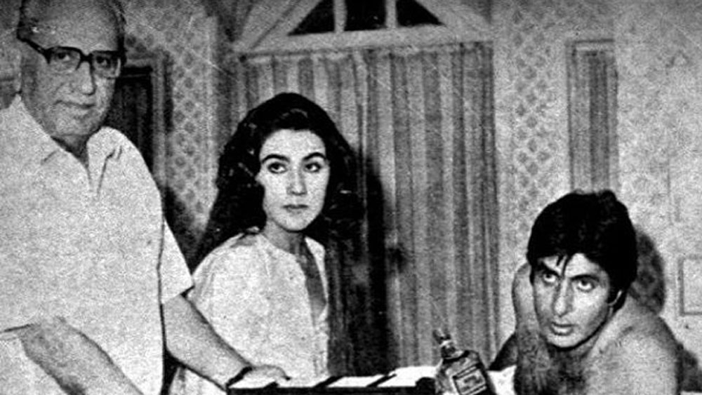 ওই পার্টিতে ফিল্ম জগতের অনেকেই হাজির ছিলেন। অমিতাভ তাঁর সে সময়ের বন্ধু ড্যানির সঙ্গে গল্প করছিলেন। কিন্তু তাঁর চোখ ছিল কিছু দূরে থাকা অমৃতার উপর।