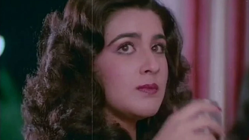 ড্যানির সঙ্গে অমৃতাকে নাচতে দেখে একেবারেই ভাল লাগছিল না বিগ বি-র। আচমকাই তিনি একটি কাণ্ড ঘটিয়ে বসলেন। মঞ্চে উঠে অমৃতার হাত ধরে নিজের দিকে টেনে তাঁকে চুমু খান।