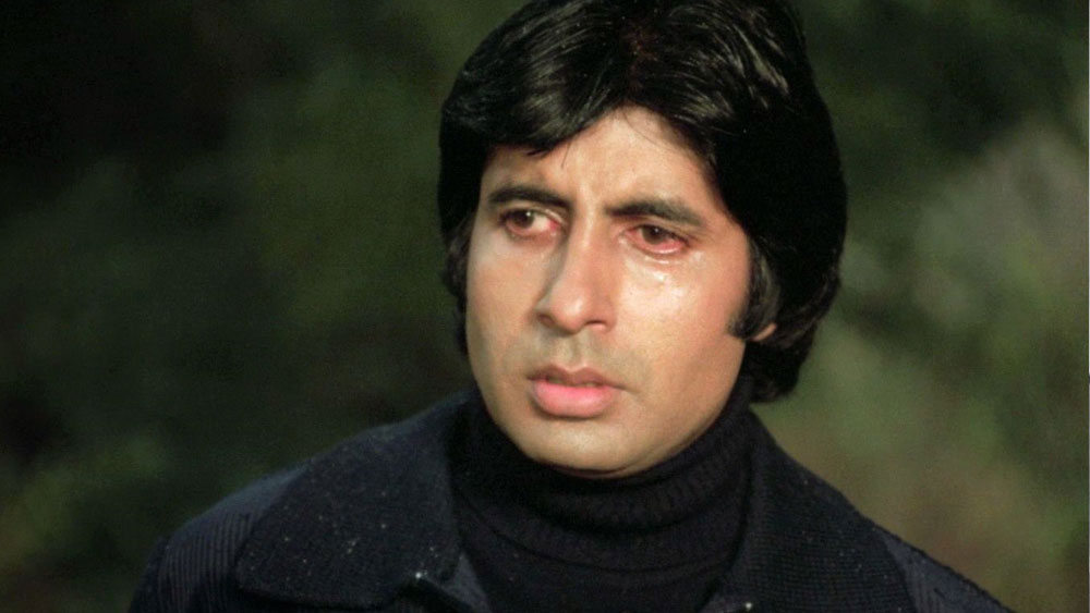 বিষয়টি যে ঠিক হয়নি তা ভাল ভাবেই বুঝেছিলেন অমিতাভ। পরে অবশ্য অমৃতার কাছে এর জন্য ক্ষমাও চেয়ে নেন। কিন্তু কেন অমিতাভ এমন কাণ্ড করে বসলেন তা নিয়ে জলঘোলা শুরু হয় সংবাদমাধ্যমে।