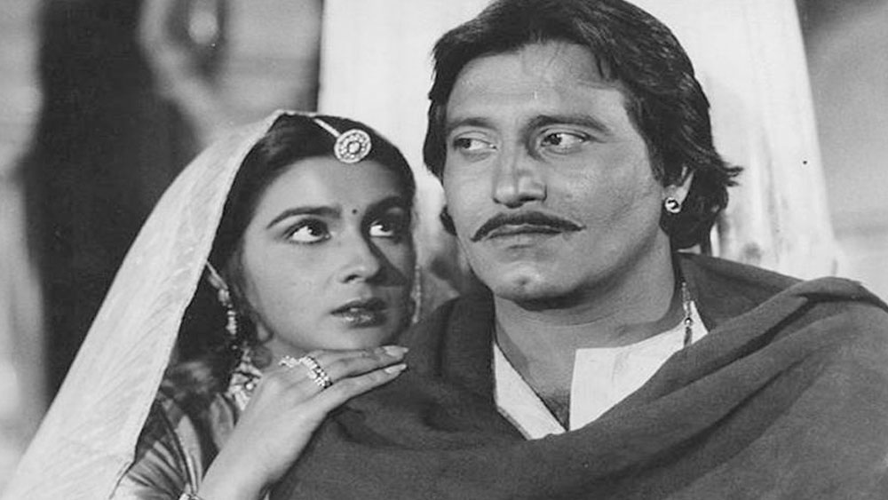 সে সময় এমন খবরও সামনে আসে যে অমৃতা তখন বিনোদ খন্নার সঙ্গে প্রেমে জড়িয়েছিলেন। যা একেবারে পছন্দ ছিল না অমিতাভের। শোনা যায়, অমৃতা আর বিনোদের সম্পর্ক ভাঙার পিছনেও অমিতাভের হাত ছিল। অমৃতার মায়ের কাছে বিনোদের নামে নানা কথা বলতেন অমিতাভ।