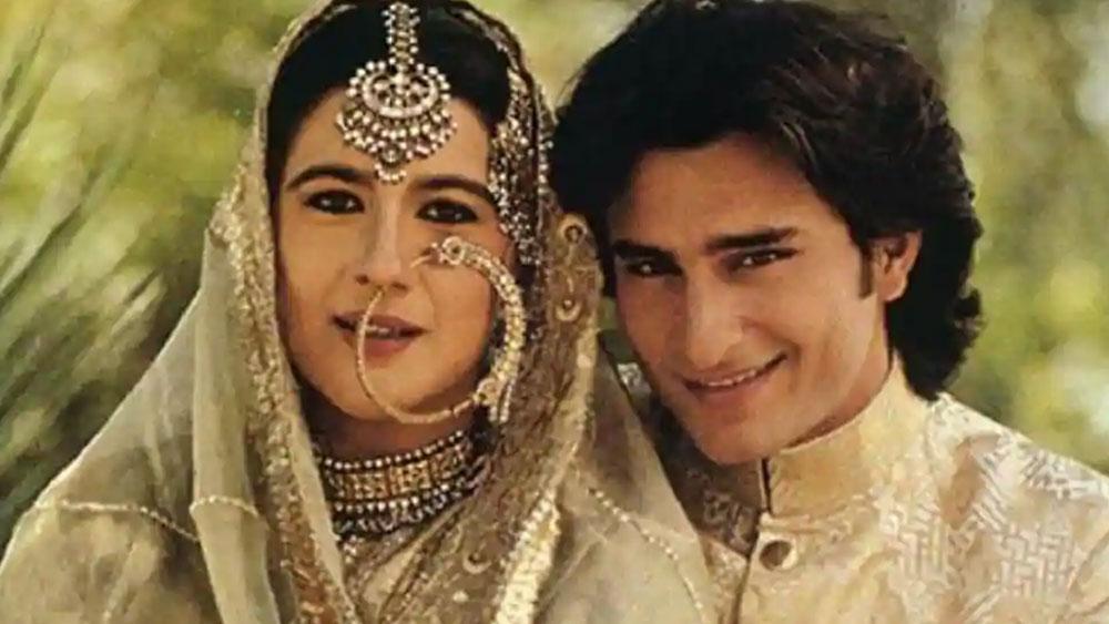 সইফকে বিয়ের পরে অভিনয় ছেড়ে দেন অমৃতা। ইন্ডাস্ট্রিকে কিছুটা অবাক করে দিয়েই তাঁদের সম্পর্ক ভেঙে যায় ২০০৪ সালে। ৯ বছরের মেয়ে আর ৩ বছরের ছেলেকে নিয়ে স্বামীর থেকে আলাদা হয়ে যান তিনি।