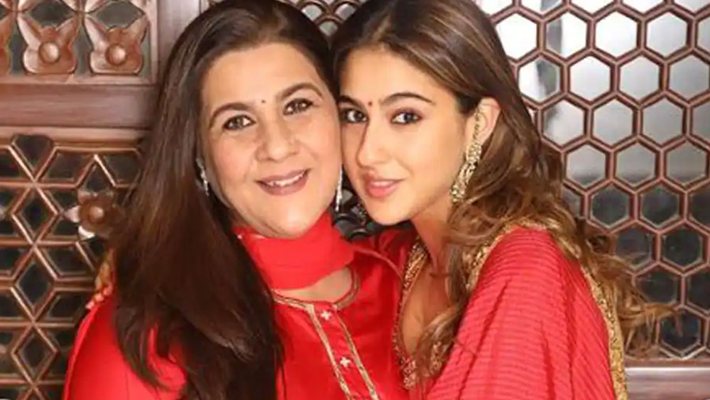 বিয়ে ভেঙে যাওয়ার পর থেকে একাই আছেন অমৃতা। সিঙ্গল পেরেন্ট হয়ে বড় করেছেন দুই সন্তানকে।