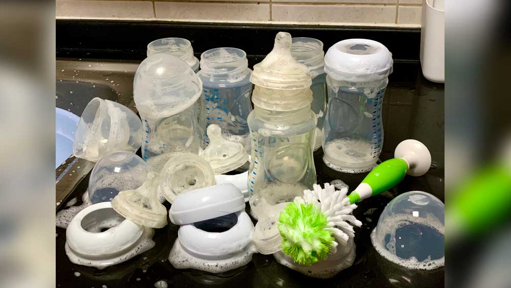 তা ছাড়া প্রতিবার শিশুকে খাওয়ানোর আগে বোতল খুব ভাল করে পরিষ্কার করাটা জরুরি। তা না হলে বোতলে ব্যাকটেরিয়া জন্মানোর আশঙ্কা তৈরি হয়। ঠিক মতো বোতল পরিষ্কার করা সময় সাপেক্ষও।