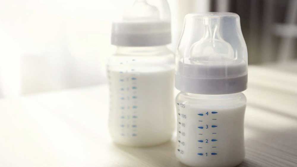 বাজার চলতি বোতলের দুধে কখনও মাতৃদুগ্ধের সমান পুষ্টি থাকে না। ফলে শিশু অপুষ্টিতে ভুগতে পারে। রোগ প্রতিরোধ ক্ষমতাও গড়ে ওঠে না শিশুর।