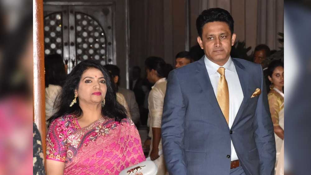 ১৯৯৯ সালে খাতায় কলমে প্রথম স্বামীর সঙ্গে ডিভোর্স হয়ে গিয়েছিল চেতনার। সে বছরই ডিভোর্স প্রক্রিয়া শেষ হওয়ার পরেই কুম্বলেকে বিয়ে করেন তিনি। ৬ বছরের মেয়ে আরুণি থেকে যায় প্রথম স্বামীর কাছেই।