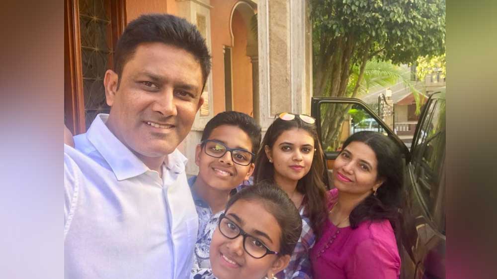 কুম্বলে যেমন চেতনার লড়াইয়ের শরিক হয়েছেন, অন্য দিকে চেতনাও স্বামীর পাশে দাঁড়িয়েছেন সব ওঠাপড়ায়। তাঁকে খেলার মাঠে খুব একটা দেখা যায় না ঠিকই। কিন্তু সব টানাপড়েনে তিনিই কুম্বলের মানসিক শক্তির উৎস।