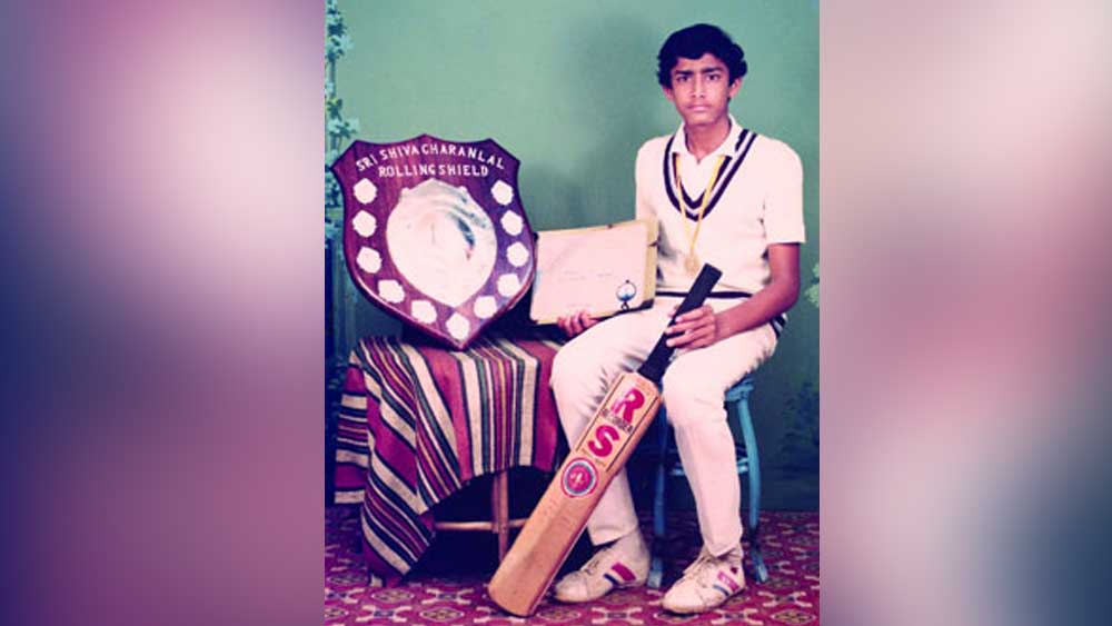 ১৩ বছর বয়সে কুম্বলে ক্রিকেট খেলতে শুরু করেন স্থানীয় ‘ইয়ং ক্রিকেটার্স’ ক্লাবে। ক্রিকেটের পাশাপাশি পড়াশোনাও চলেছে স্বাভাবিক ছন্দে। ১৯৯১-৯২ সালে কুম্বলে মেকানিক্যাল ইঞ্জিনিয়ারিং পাশ করেন। তার আগেই অবশ্য ১৯৯০ সালে জাতীয় দলে তাঁর আত্মপ্রকাশ হয়ে গিয়েছে।