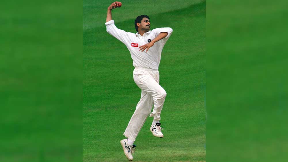 কুম্বলে প্রথম ঘরোয়া ক্রিকেট খেলেন ১৯৮৯ সালে। পরের বছরই এপ্রিলে শ্রীলঙ্কার বিরুদ্ধে ওয়ান ডে ম্যাচে জাতীয় দলের দরজা তাঁর জন্য খুলে যায়। ইংল্যান্ডের বিরুদ্ধে টেস্ট দলে সুযোগও সে বছরেই, অগস্টে।