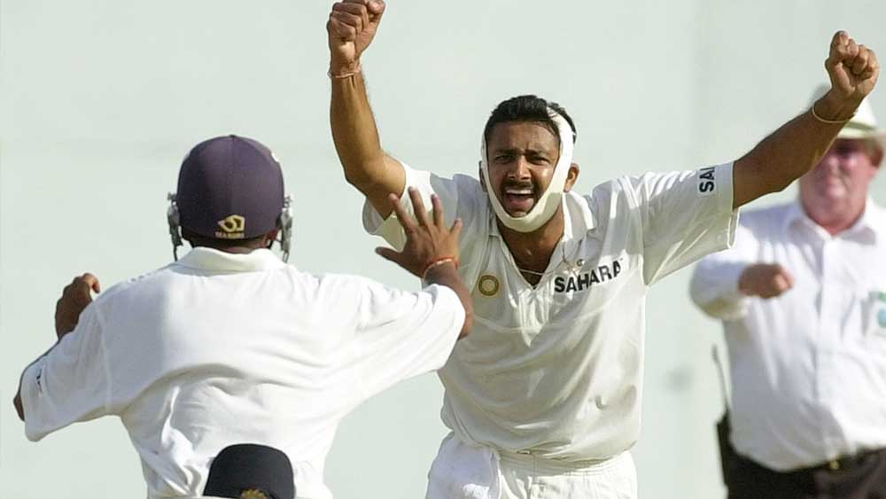 কুম্বলের লড়াকু মানসিকতার প্রতীক হয়ে আছে ২০০২ সালে অ্যান্টিগায় ওয়েস্ট ইন্ডিজের বিরুদ্ধে টেস্ট। ব্যাটিং করার সময় বলের আঘাতে কুম্বলের চোয়াল ভেঙে গিয়েছিল।