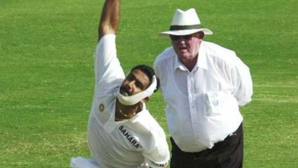 কিন্তু তার পরেও হার মানেনি তিনি। প্রাথমিক শুশ্রূষার পরে ভাঙা চোয়ালে ব্যান্ডেজ জড়িয়ে ১৪ ওভার বোলিং করেছিলেন তিনি। দর্শকদের স্মৃতিতে তাঁর ব্যান্ডেজ জড়ানো অবস্থায় বল করার ছবি আজও অমলিন।