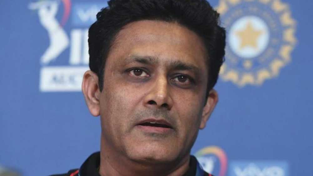 দীর্ঘ কেরিয়ারে কোনও দিন বিতর্কের পথে হাঁটতে চাননি কুম্বলে। জাতীয় দলের কোচ হিসেবে থাকবেন বলে মাথা হেঁট করেননি সম্মানের কাছে। চাননি বিতর্কও। থেকেছেন অমলিন, যেমন ছিলেন পাতলা সোনালি ফ্রেমের চশমা পরে ক্রিকেট খেলা শুরুর প্রথম দিন থেকে।