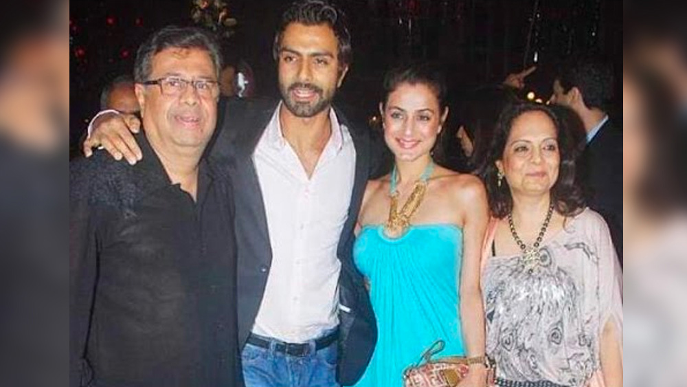 অস্মিতের জন্ম ১৯৭৮-এর ১৩ জানুয়ারি, দিল্লিতে। আমিশা তাঁর থেকে বয়সে ৩ বছরের বড়। বাবা অমিত এবং মা আশার নাম মিলিয়ে তাঁদের দুই ভাইবোনের নামকরণ করা হয়।