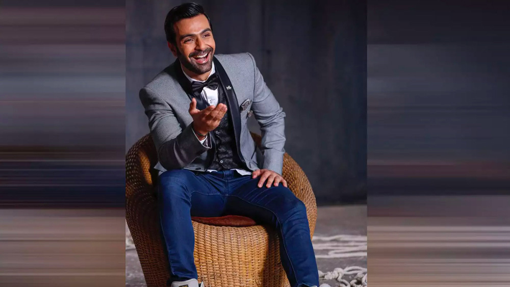 মুম্বইয়ের মিশনারি স্কুল থেকে পাশ করার পরে অস্মিত পাড়ি দেন আমেরিকা। অস্টিনের টেক্সাস বিশ্ববিদ্যালয়ে পড়াশোনা করেন বিজনেস স্টাডিজ নিয়ে।