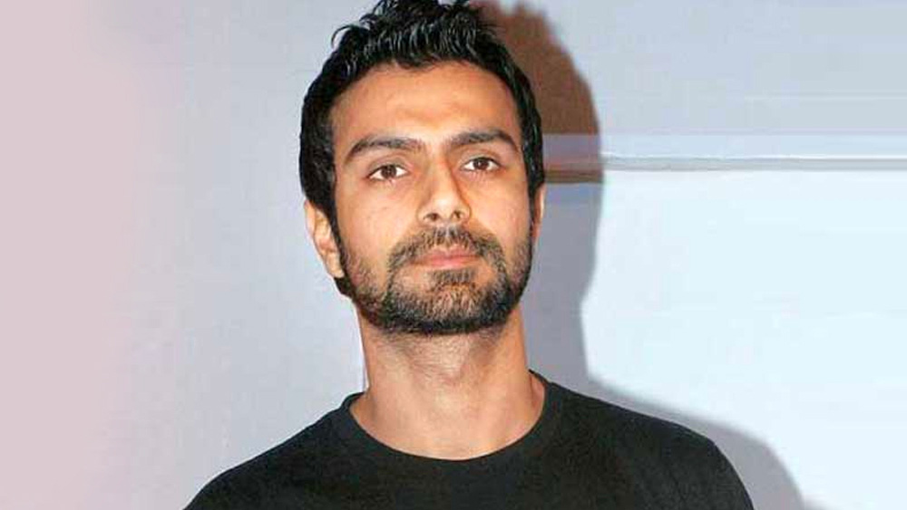 পরবর্তী কালে বিক্রমেরই পরিচালনায় অভিনেতা হিসেবে বলিউড প্রথম বার পায় অস্মিতকে। তাঁর প্রথম ছবি ছিল ‘ইন্তেহা’।