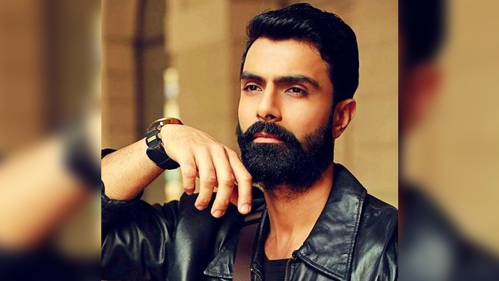 ২০০৩ সালে মুক্তি পাওয়া এই ছবিতে অস্মিত ছাড়াও অভিনয় করেছিলেন বিদ্যা মলভাড়ে, অবতার গিল, অনুপ সোনি-সহ অন্যান্য কুশীলব।