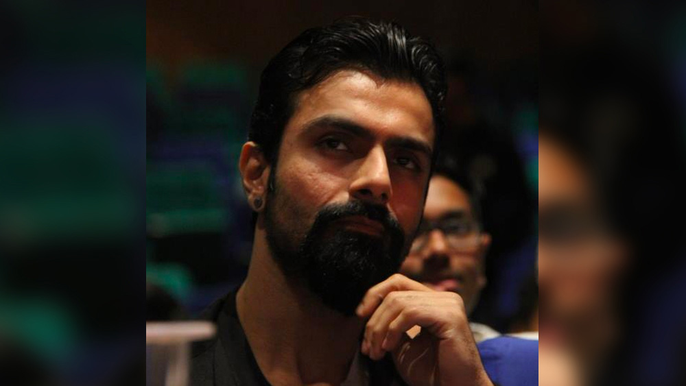 আত্মপ্রকাশে সাফল্য না এলেও অস্মিতের কাছে অভিনয়ের সুযোগ আসা বন্ধ হয়নি। ২০০৫ সালে তিনি অভিনয় করেন ‘থ্রিলার’ এবং ‘সিলসিলে’-তে। দু’টি ছবিই ব্যর্থ হয় বক্স অফিসে।