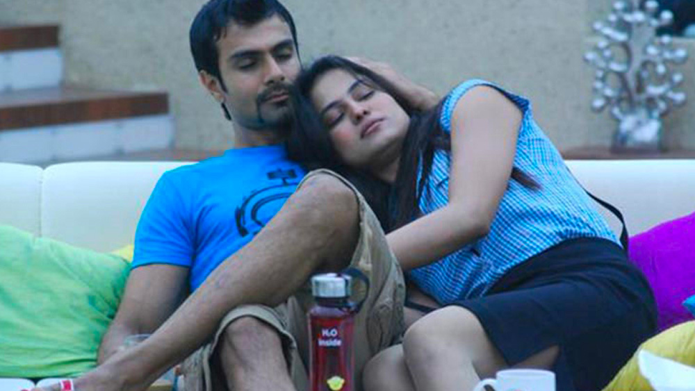 বড় পর্দায় ব্যর্থ অস্মিত ছোটপর্দাতেও অংশ নিয়েছেন ‘বিগ বস’-সহ অন্যান্য রিয়্যালিটি শো-এ। কিন্তু সেখানেও প্রত্যাশিত সাফল্য অধরাই থেকে গিয়েছে।