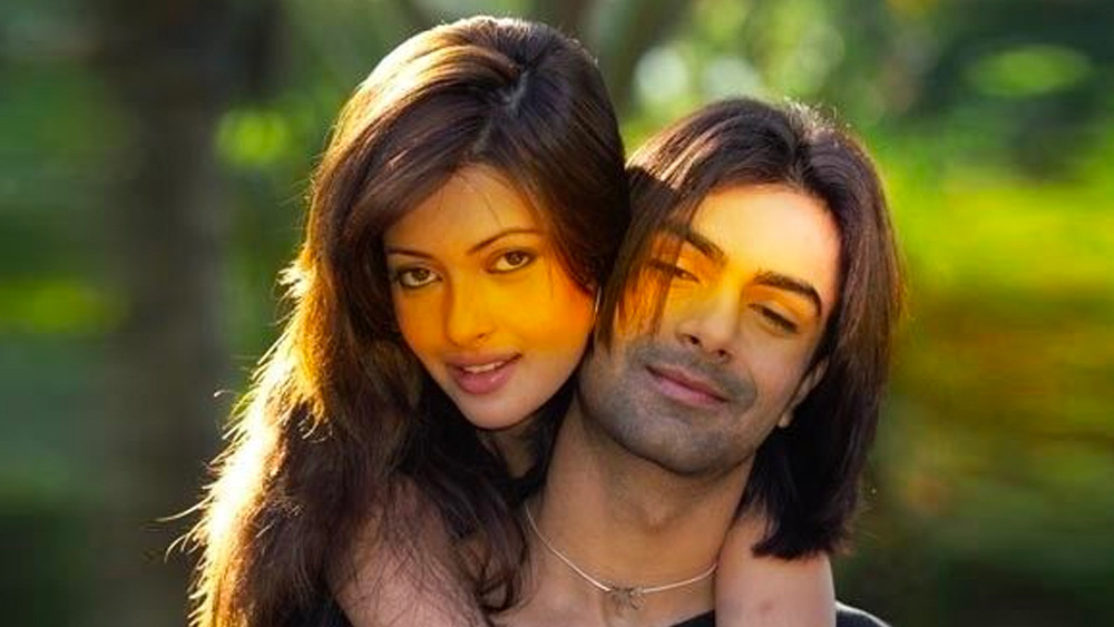 কেরিয়ারে সাফল্য না এলেও অস্মিতকে ঘিরে গুঞ্জন তৈরি হতে সময় লাগেনি। মুনমুনকন্যা রিয়া সেনের সঙ্গে তাঁর সম্পর্ক ছিল বলে শোনা যায়।