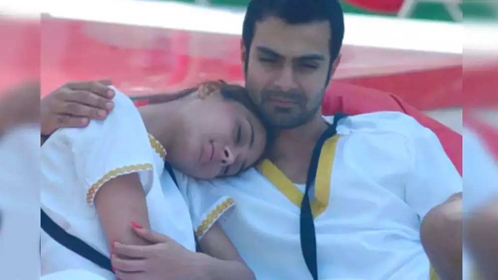 রিয়ার সঙ্গে বিচ্ছেদের পরে বীণা মালিক এবং তার পরে সারা খানও ছিলেন অস্মিতের বিশেষ বান্ধবী। কিন্তু কোনও সম্পর্কই শেষ অবধি দীর্ঘস্থায়ী হয়নি।