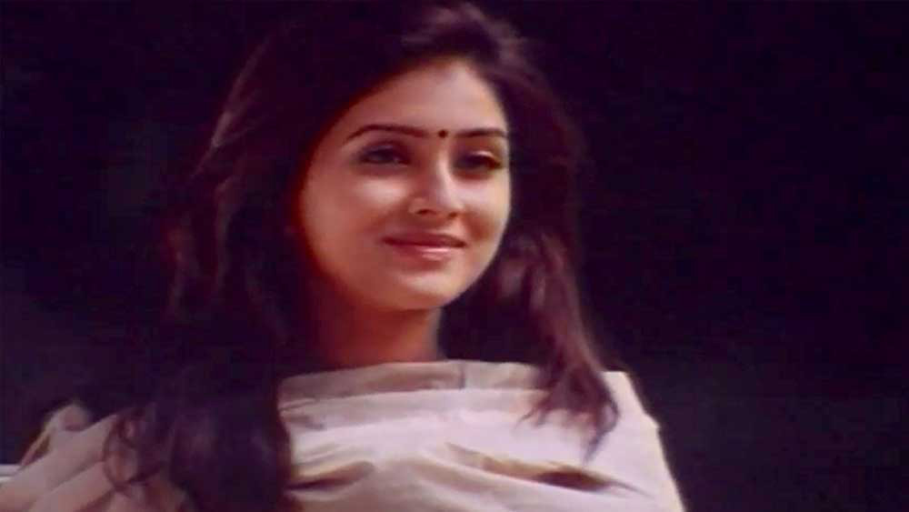 অভিজ্ঞ রাজনীতিক কেশপল্লী গঙ্গা রেড্ডির নাতনি কীর্তির জন্ম ১৯৭৭ সালের ২১ জানুয়ারি। তাঁর মা ছিলেন ইন্টিরিয়র এবং ড্রেস ডিজাইনার। পরিবারে অভিনয়ের ধারা কোনও দিন ছিল না। কিন্তু কীর্তির প্রথম থেকেই ইচ্ছে ছিল অভিনেত্রী হওয়ার।