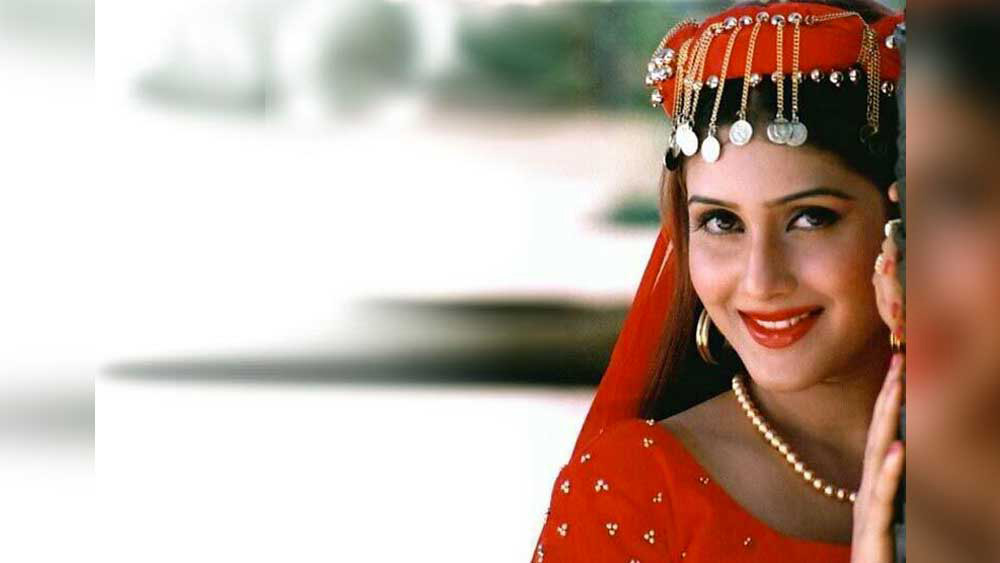 বেঙ্গালুরুর ‘দ্য ভ্যালি স্কুল’ এবং হায়দরাবাদের ‘সেন্ট জোসেফ পাবলিক স্কুল’ থেকে পাশ করার পরে কীর্তি পড়াশোনা করেন আমেরিকার রায়ারসন বিশ্ববিদ্যালয় থেকে।