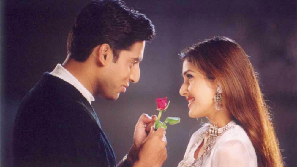 দীর্ঘ দিন ভরতনাট্যমে প্রশিক্ষণ নেওয়া কীর্তি অভিনয় জীবন শুরু করেন ১৯৯৬ সালে। প্রথম ছবি ছিল তেলুগু ভাষায় ‘গানশট’। চার বছর তামিল ও তেলুগু ইন্ডাস্ট্রিতে বেশ কিছু ছবিতে অভিনয় করেন কীর্তি। তার পর সুযোগ আসে বলিউডে।