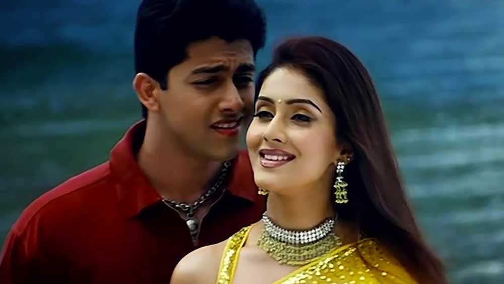 ব্যর্থতার পরেও কীর্তির কাছে সুযোগ আসা বন্ধ হয়নি। ২০০১-এ তিনি অভিনয় করেন ‘প্যায়ার ইশক অউর মহব্বত’ ছবিতে। এই ছবিতে তিনি স্ক্রিন শেয়ার করেন সুনীল শেট্টি, অর্জুন রামপাল এবং আফতাব শিবদাসানির সঙ্গে।