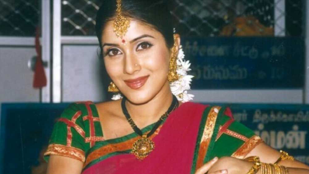 পর পর ৩ ছবিতে ব্যর্থতার পরে কীর্তিকে আর সুযোগ দেয়নি বলিউড। তিনি আবার চলে যান দক্ষিণী ইন্ডাস্ট্রিতে। ২০০২ সালে অভিনয় করেন কন্নড় ছবি ‘সুপার স্টার’-এ।