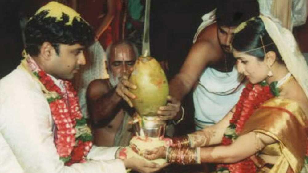 ২০০৪ সালে কীর্তি বিয়ে করেন তেলুগু অভিনেতা সুমন্তকে। সুমন্তর মা ছিলেন বিশিষ্ট অভিনেতা এবং প্রযোজক আক্কিনেনি নাগেশ্বর রাওয়ের মেয়ে। সুমন্তর বাবা সুরেন্দ্র ইয়ারলাগাড্ডাও ছিলেন প্রযোজক।