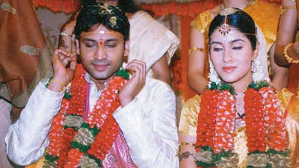 কীর্তির সঙ্গে সুমন্তর দাম্পত্য ছিল স্বল্পস্থায়ী। বিয়ের ১ বছর পর থেকেই সম্পর্কে ফাটল। এর পর ডিভোর্স ২০০৬-এ।