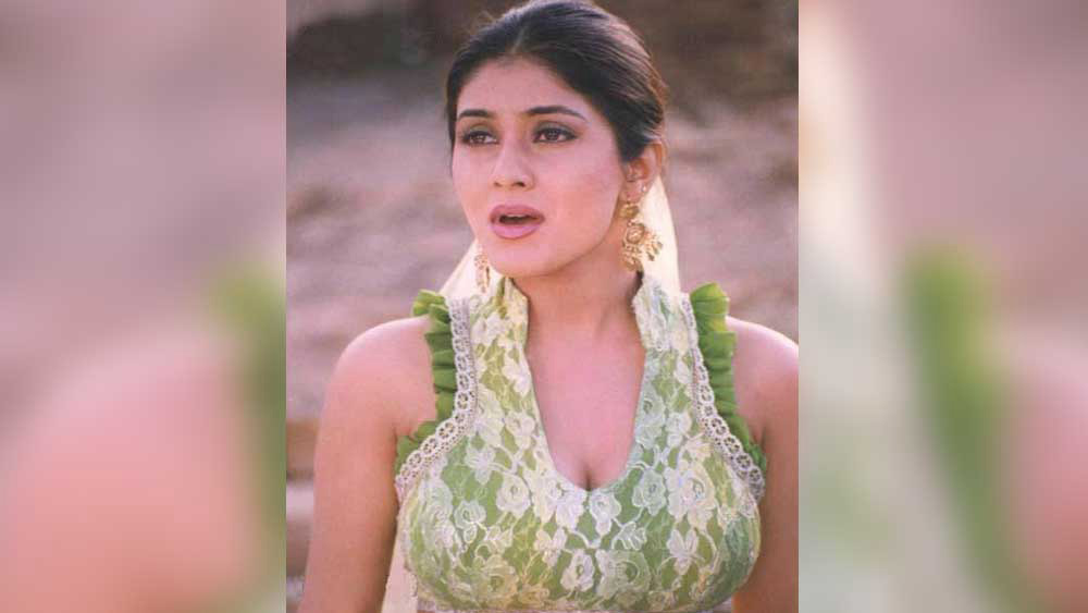 তবে, বিচ্ছেদের পরেও দু’জনের বন্ধুত্বপূর্ণ সম্পর্ক বজায় আছে। ডিভোর্স নিয়ে কীর্তি কোনও দিন মুখ খোলেননি। সুমন্ত জানিয়েছেন, তাঁদের মানসিকতার মিল ছিল না। তাই দু’জনে বোঝাপড়ার ভিত্তিতে ডিভোর্সের সিদ্ধান্ত নেন।