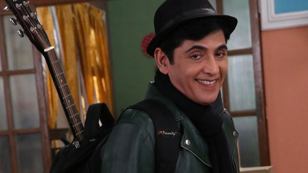 কলেজে তাঁর বন্ধুদের মধ্যে অনেকেই থিয়েটার করতেন। বন্ধুদের সঙ্গে থিয়েটার দেখতে দেখতে একটা ভাল লাগা তৈরি হয় তাঁর।