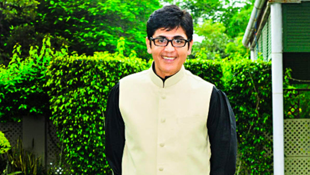 কলেজ পাশ করে তাই হোটেল ম্যানেজমেন্ট নিয়ে পড়াশোনা শুরু করেন আসিফ। কিন্তু মন তখন থিয়েটারে পড়ে। তাই টাকা দিয়ে হোটেল ম্যানেজমেন্টে ভর্তি হলেও কোর্স সম্পূর্ণ করেননি তিনি। থিয়েটারের জন্য মাঝ পথেই পড়া ছেড়ে দেন। এই নিয়ে বাড়িতে অশান্তিও হয়।