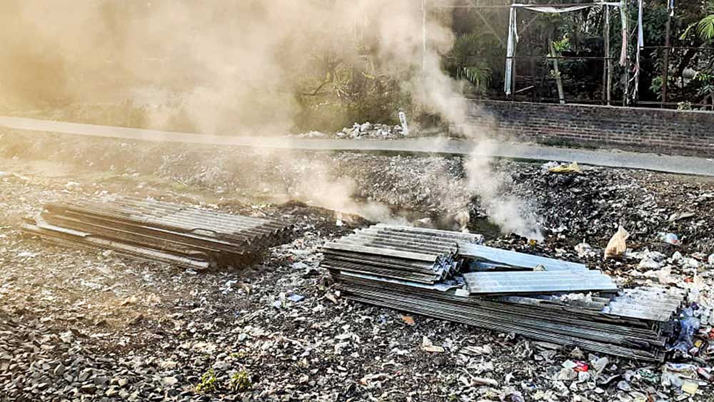 Burning plastics at scrapyard, local people disturbed