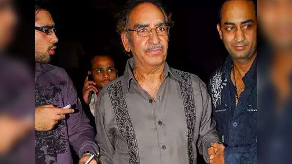 সেই সময় ফিল্মে 'চকোলেট বয়'-দের মাঝে তিনি জায়গা করে উঠতে পারেননি ঠিকই। মুম্বইয়ে এসে ফিল্মে হিরো হওয়ার বদলে কখনও ট্যাক্সি সাফ করে, তো কখনও কাঠের মিস্ত্রি হিসাবে কাজ করে দিন কাটিয়েছেন। কিন্তু রিয়েল লাইফে তিনিই ‘হিরো’।