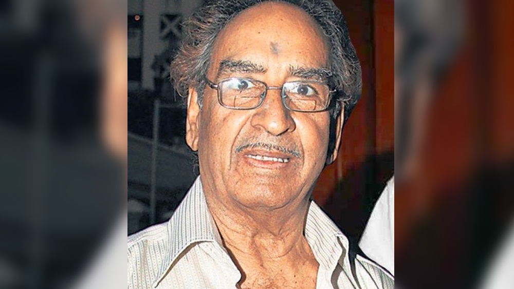 বিনা টিকিটে ট্রেনে তো উঠে পড়েছিলেন, কিন্তু মহারাষ্ট্রের বিরার স্টেশনে পুলিশের হাতে ধরা পড়ে যান। মু্ম্বই পৌঁছে প্রথম ১ সপ্তাহ তাই তাঁর জেলেই কাটে।