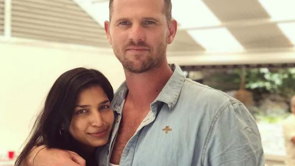 মাশুমকে তাঁর ব্যবসা সংক্রান্ত কাজে সাহায্য করেন তাঁর স্বামীও। ২০১৭ সালে অবসর গ্রহণের পরে শন টেট এখন আদ্যন্ত ফ্যামিলিম্যান।