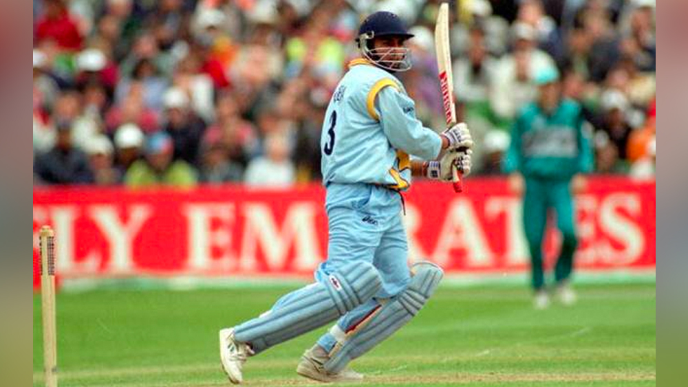 জাতীয় দলে জাডেজার অভিষেক ১৯৯২ সালে। সে বছরের ফেব্রুয়ারিতে জাডেজা প্রথম ওয়ান ডে খেলেন শ্রীলঙ্কার বিরুদ্ধে। কয়েক মাস পরে নভেম্বরে দক্ষিণ আফ্রিকার বিরুদ্ধে টেস্ট অভিষেক।