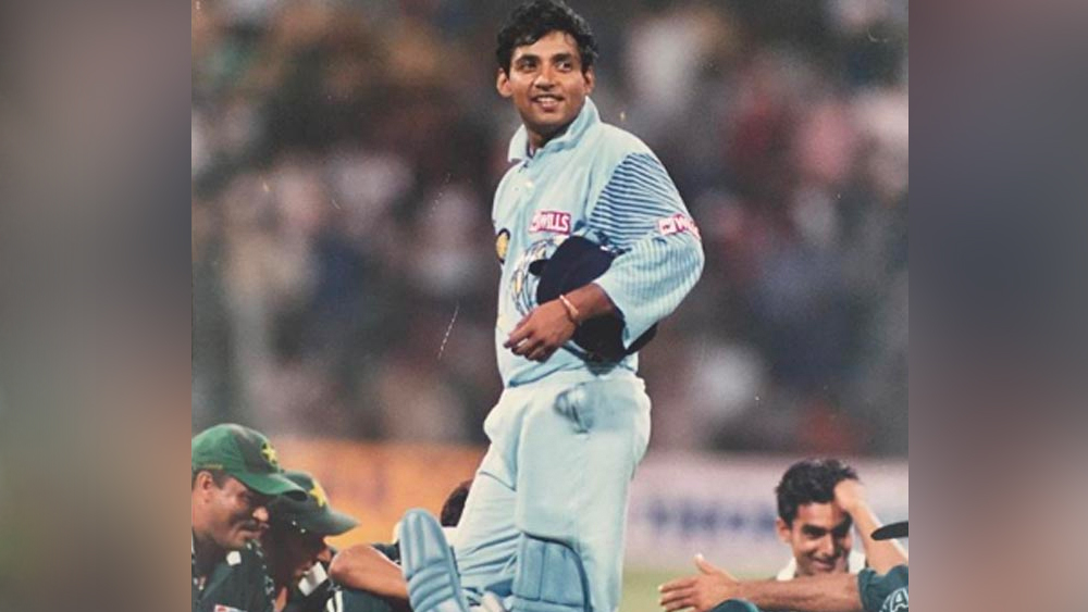 তবে জাতীয় দলের দরজা তাঁর জন্য আর খোলেনি। ২০০০ সালেই শেষ বারের মতো টেস্ট এবং ওয়ান ডে-তে খেলেছিলেন তিনি। শুরুর মতো তাঁর টেস্টে কেরিয়ার শেষও হয়েছিল দক্ষিণ আফ্রিকার বিরুদ্ধেই।