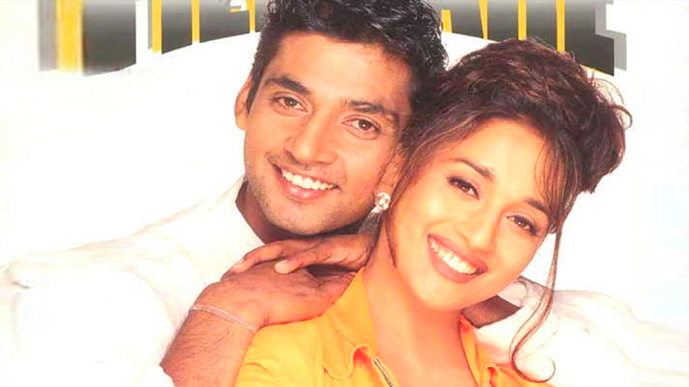 কেরিয়ারের সেরা ফর্মে থাকার সময় অজয়ের সঙ্গে জড়িয়েছিল মাধুরী দীক্ষিতের নাম। একটি পত্রিকার ফোটোশ্যুট ঘিরে দু’জনের প্রেমের গুঞ্জন গুঞ্জরিত হয়। শোনা গিয়েছিল, অজয় জাডেজার খেলারও ভক্ত ছিলেন ‘ধক ধক গার্ল’। তার আগে অবশ্য অনিল কপূর, সঞ্জয় দত্তের সঙ্গেও মাধুরীর প্রেমের গুঞ্জন শোনা গিয়েছিল।