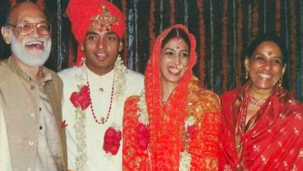 নির্বাসনের মেয়াদ পেরিয়ে জাডেজা ধীরে ধীরে ফিরে আসেন জীবনের স্বাভাবিক ছন্দে। ২০০১ সালের ৩০ মার্চ তিনি বিয়ে করেন অদিতি জেটলিকে।