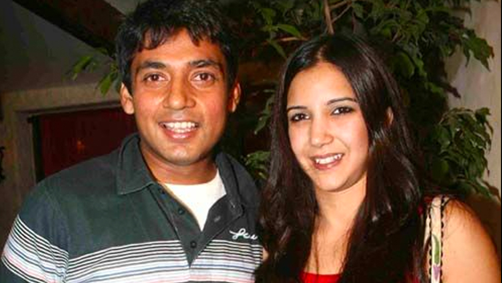 দিল্লিতে স্কুলজীবন থেকেই বন্ধুত্ব অজয় এবং অদিতির। তবে তাঁদের সম্পর্কের মাঝে প্রেম বাসা বেঁধেছিল ১৯৯৯ সালে। দুই পরিবারেরও সম্মতি ছিল তাঁদের বিয়েতে।