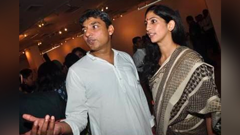 জমকালো অনুষ্ঠানেই তাঁদের সাতপাকে বাঁধা পড়ার কথা ছিল। কিন্তু শেষ অবধি ‘অপারেশন ওয়েস্ট এন্ড’-এর জেরে ভেস্তে যায় সেই পরিকল্পনা। বিতর্কের ফাঁসে সমতা পার্টির প্রেসিডেন্টের পদ থেকে ইস্তফা দেন জয়া জেটলি।