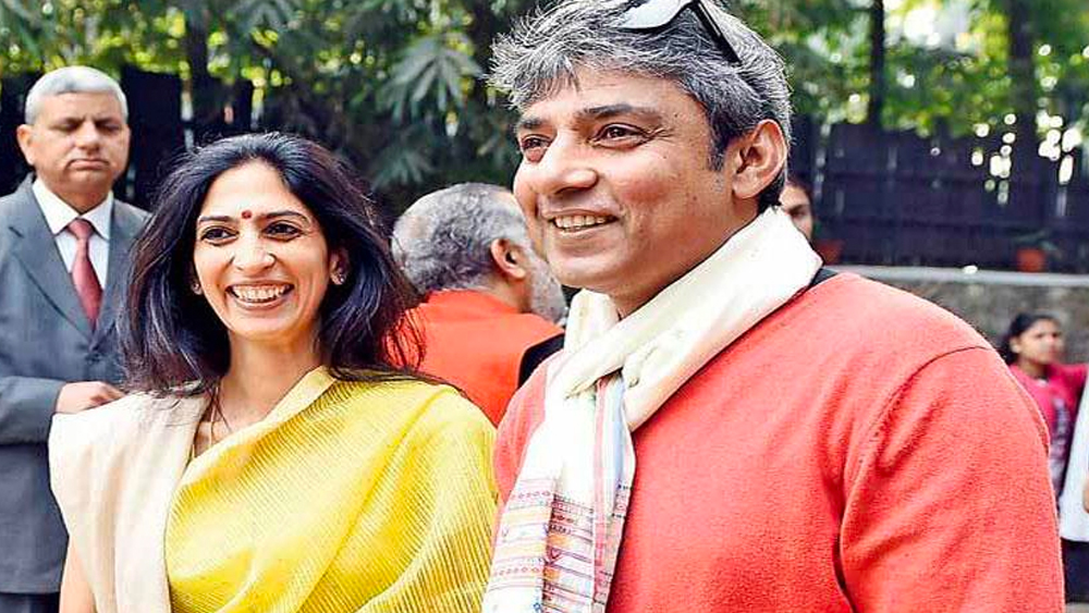 শেষ অবধি ঘরোয়া অনুষ্ঠানে বিয়ে করেন অজয় এবং অদিতি। বিয়ের আগে থেকেই অজয়ের সংস্থায় কাজ করতেন অদিতি। পাশাপাশি তিনি একজন দক্ষ ভরতনাট্যম শিল্পীও। প্রশিক্ষণ নিয়েছেন প্রখ্যাত শিল্পী লীলা স্যামসনের কাছে।