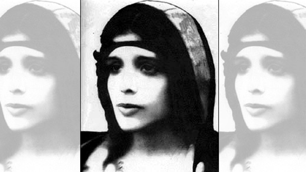 জিন্নার দ্বিতীয় পক্ষের স্ত্রী রত্তনবাঈয়ের মতো বর্ণময় ব্যক্তিত্ব ইতিহাসে বিরল। কিন্তু কালের স্রোতে তিনি রয়ে গিয়েছেন ইতিহাসে উপেক্ষিতা হয়েই। মাত্র ২৭ বছর জীবিত ছিলেন রত্তনবাঈ। কিন্তু তাঁর জীবনকে সংখ্যার বিচারে মাপা যাবে না। বরং, তাঁর বেঁচে থাকার মাপকাঠি লুকিয়ে ছিল জীবনকে আকণ্ঠ পান করার মধ্যে। অভিজাত এবং ধনকুবের পেতিত পরিবারে রত্তনবাঈয়ের জন্ম ১৯০০ খ্রিস্টাব্দের ২০ ফেব্রুয়ারি। ব্রিটিশ ভারতের বম্বে প্রেসিডেন্সিতে।