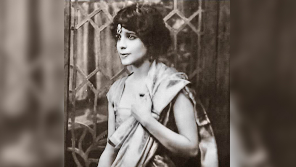 অসামান্য সুন্দরী রত্তনবাঈ ছিলেন আক্ষরিক অর্থেই রাজকন্যা। তিন ভাইয়ের একমাত্র বোন রত্তনবাঈ ছিলেন বাবা মায়ের সবথেকে আদরের সন্তান। উচ্চবিত্ত সম্ভ্রান্ত মহলে তাঁর পরিচয় ছিল ‘বম্বের কলি’ বা ‘ফ্লাওয়ার অব বম্বে’ হিসেবে। আশৈশব রত্তনবাঈ বড় হয়েছেন সম্পূর্ণ পাশ্চাত্য আবহে। আচার-আচরণ, পোশাক, খাওয়াদাওয়া, ভাষা এবং সামাজিক রীতিনীতি— সব কিছুতেই পেতিত পরিবার অনুসরণ করত ব্রিটিশদের।