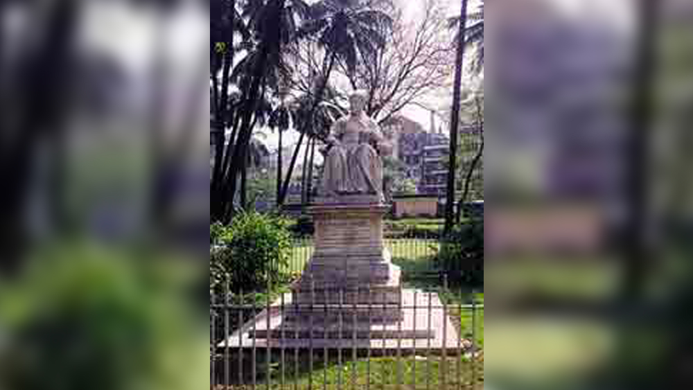 ব্যারনেট পেতিতদের মধ্যে বিলাসিতা বহমান ছিল কয়েক প্রজন্ম ধরেই। কিন্তু একটি বিষয়ে পরিবারের রীতি নীতি থেকে অন্যপথে হেঁটেছিলেন দীনশ’ পেতিত। তাঁর বাবা-মা ছিলেন গোঁড়া জরথ্রুস্টিয়ান। কিন্তু দীনশ’-র ধর্মীয় রীতিনীতিতে কোনও আস্থা ছিল না। বিশ্বাস ছিল না ঈশ্বরের অস্তিত্বে।